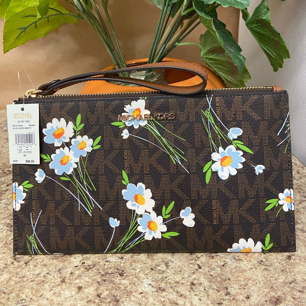 ππ§βππ§βπ Michael Kors Large Zip Clutch